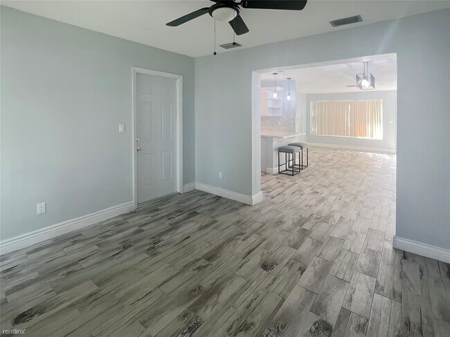 Foto del edificio - 3 br, 2 bath House - 718 SW 55th Ave