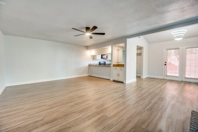 Foto del edificio - 2711 Creek Wood Ct
