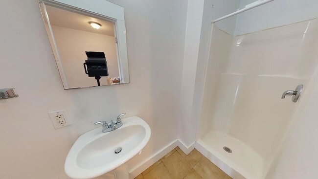 Building Photo - Large, sunny 3 bed available right near ca...