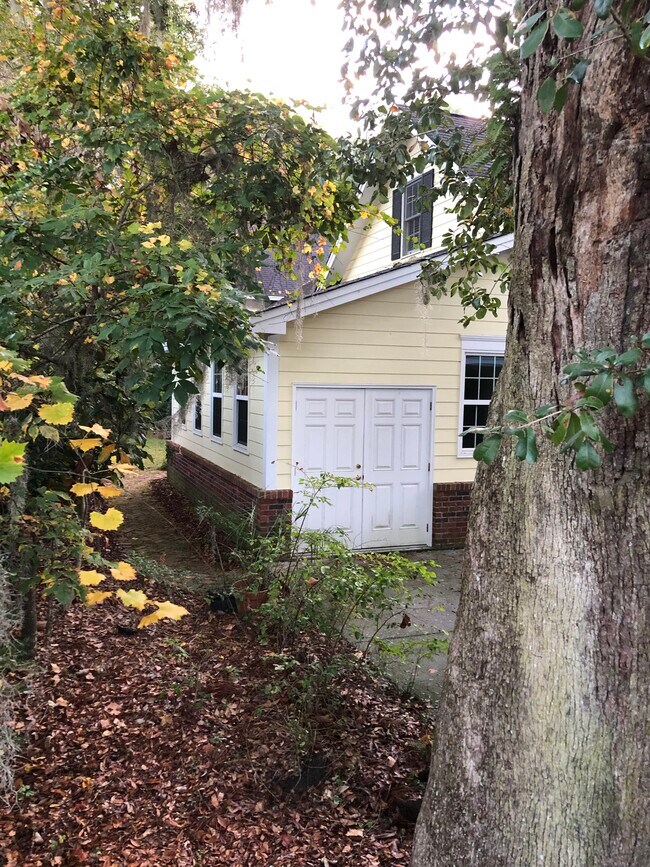 Building Photo - 15 Morven Ln