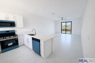 Building Photo - 4806 Golfview Blvd