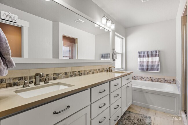 Foto del edificio - 319 N Baxter Way