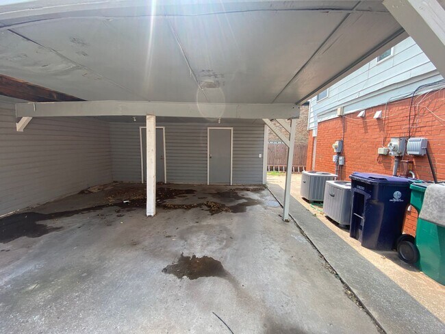 Foto del edificio - 2 bedroom 1.5 duplex with covered parking