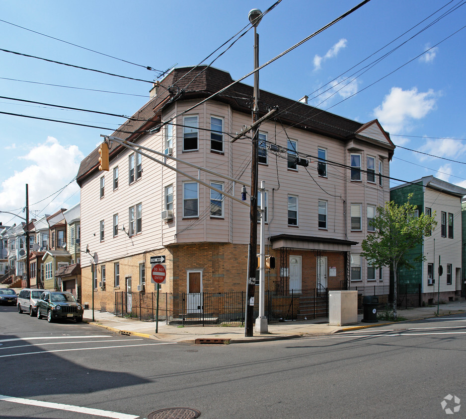 Primary Photo - 37-39 Davis Ave