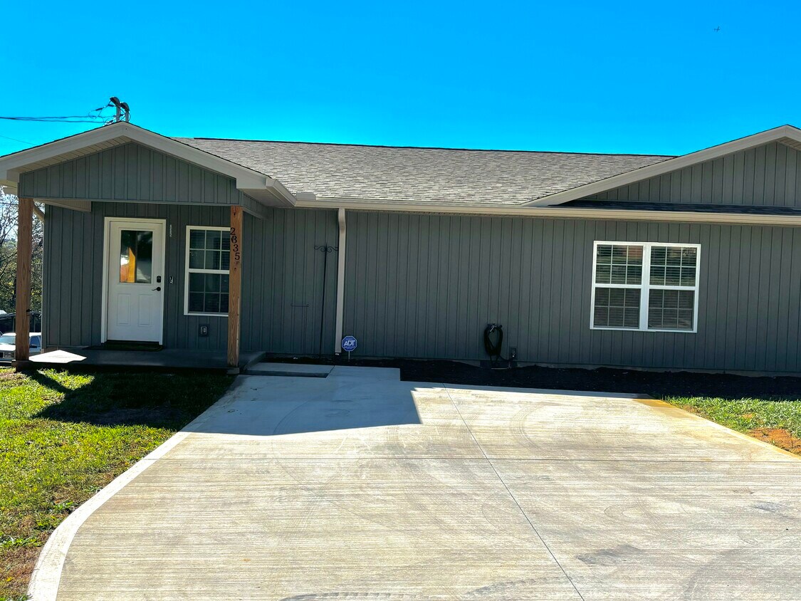 Front Door & Parking - 2335 Ford Rd
