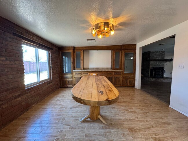 Foto del edificio - This home has ALMOST EVERYTHING.