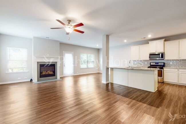 Building Photo - 3950 Lake Manor Way