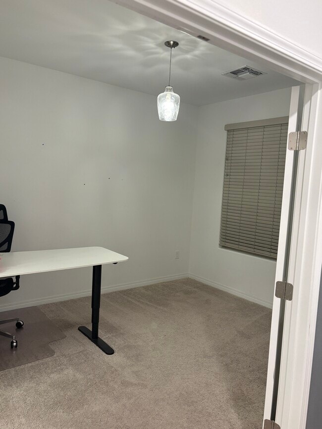 Estudio/Oficina/Dormitorio 1 - 657 Stone Hammer Ave