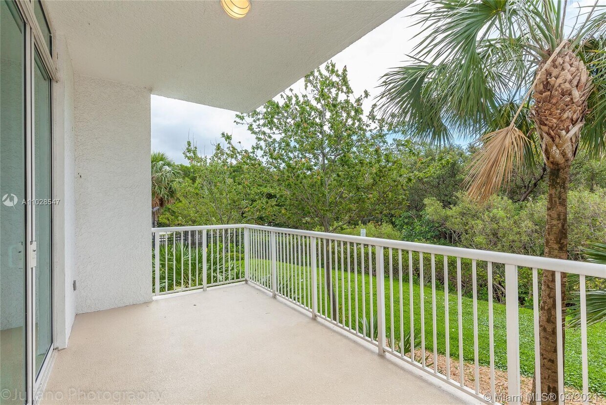 Foto principal - 15051 Royal Oaks Ln