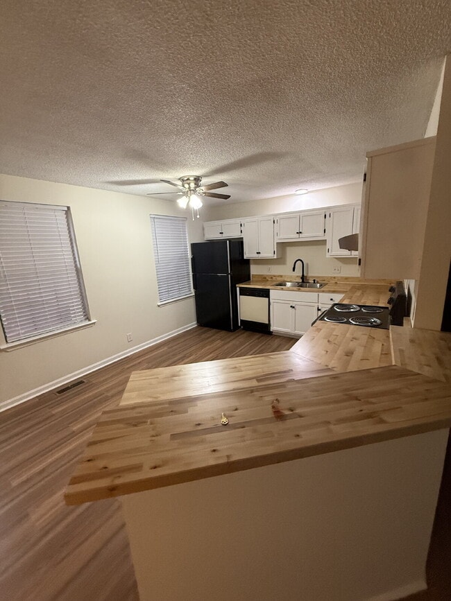 Foto del edificio - 821 Hillmore Dr