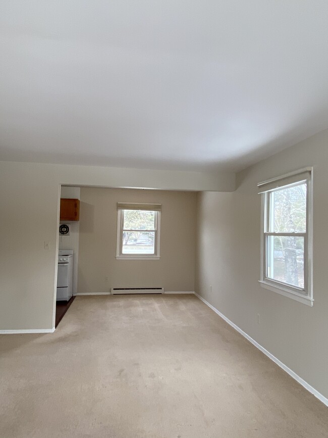Dining room - 48 W Main St