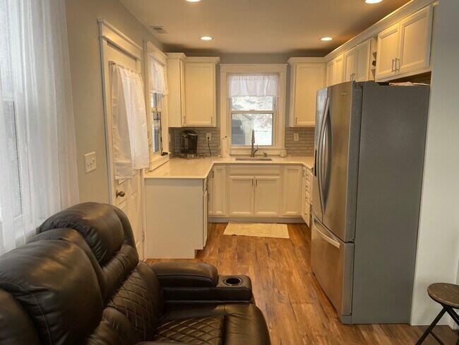 Building Photo - 571 Clearview Dr