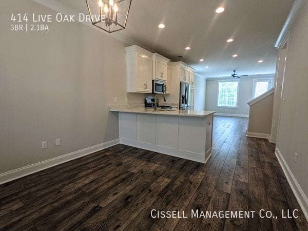 Building Photo - 414 Live Oak Dr