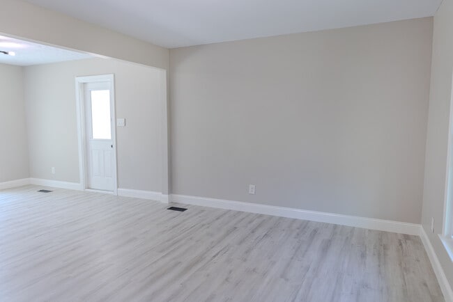 Building Photo - 1142 Riverside Cir