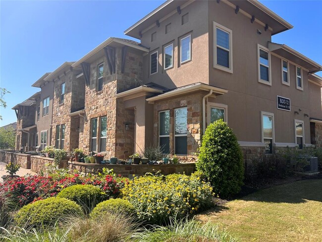 Foto del edificio - 13800 Lyndhurst St
