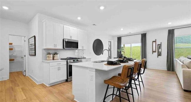 Building Photo - 372 Red Dragon Dr