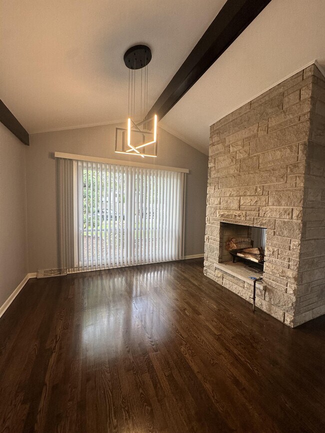 Building Photo - 923 W 187th St