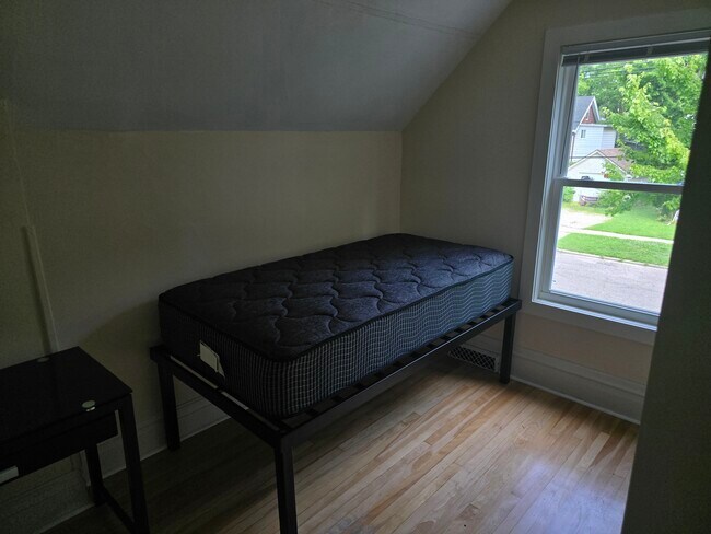 Foto del edificio - 712 Dewey Ave