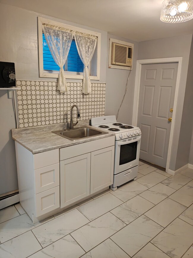 Building Photo - 645 E St Georges Ave