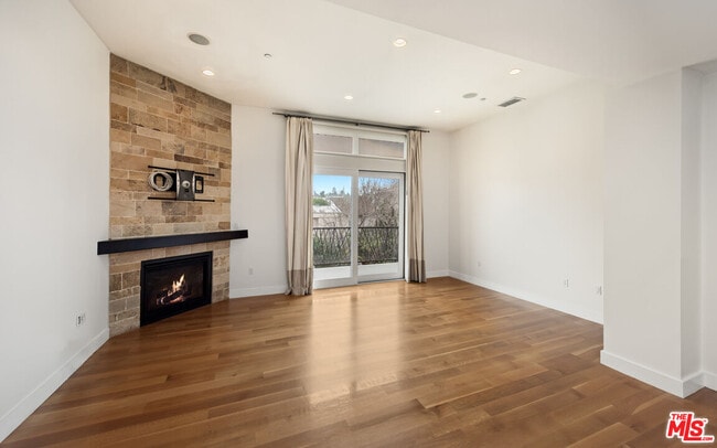 Building Photo - 1304 S Roxbury Dr
