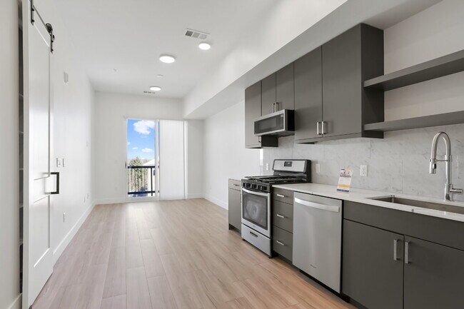 Foto del edificio - Luxe Condo Near Regis With Covered Parking Included