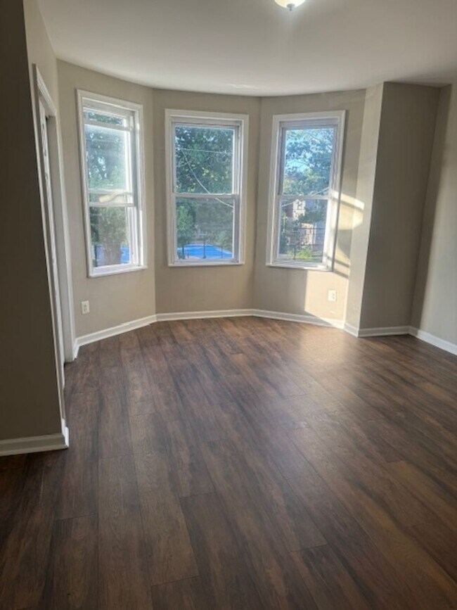 Building Photo - Large Home - West Philadelphia