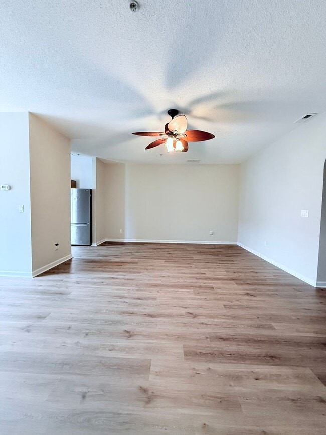 Building Photo - 2 Bedroom Townhome in gated community - Cu...