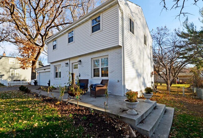 Foto del edificio - Spacious 4-Bed, 3-Bath Haven with Expansiv...