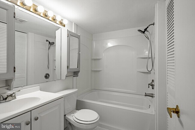 Foto del edificio - 6101 Hilltop Dr