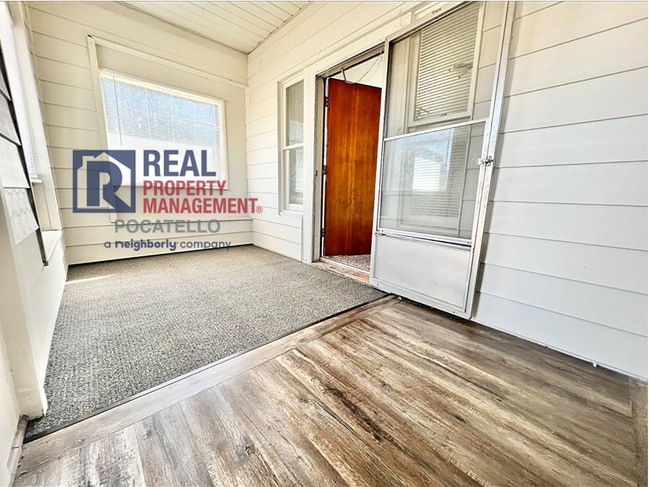Building Photo - Beautiful Large 2 Bedroom 2 Bathroom Home ...