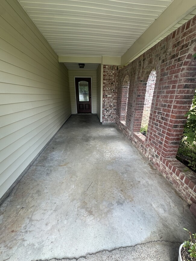Building Photo - 140 Whispering Pines Loop