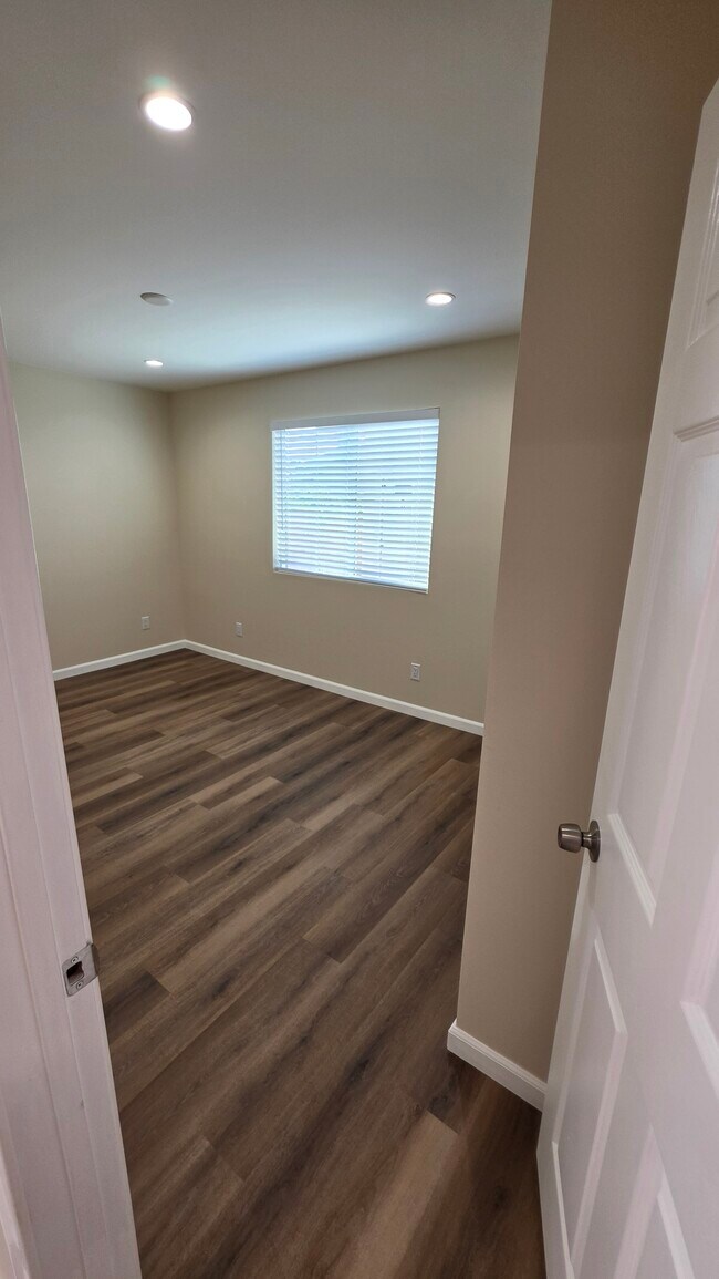 Building Photo - 1262 W 88th St