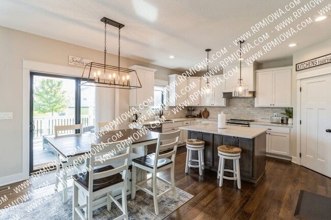 Building Photo - OVER 3,000 S.F.!!  5 Bedroom, 3.5 Bathroom...