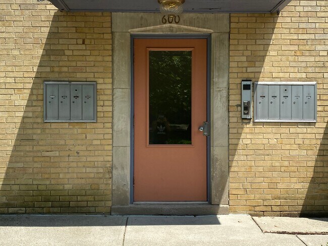 Foto del edificio - 600 Pleasant Ridge Ave