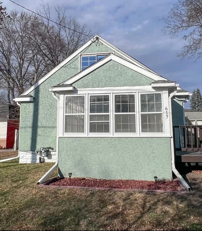Building Photo - Spacious 2 bed, 1 bath Single Family Home ...