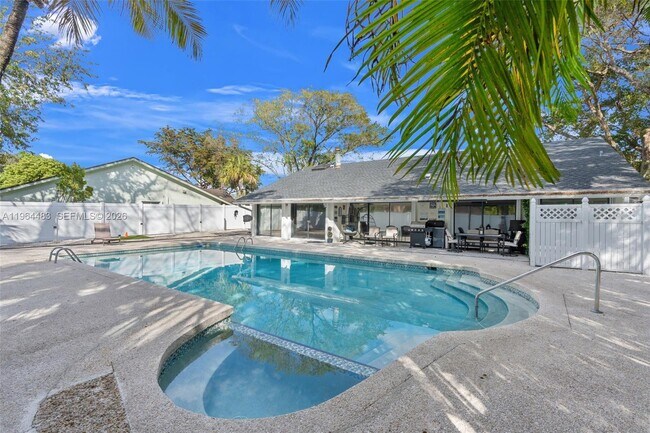 Foto del edificio - 501 NW 78th Way