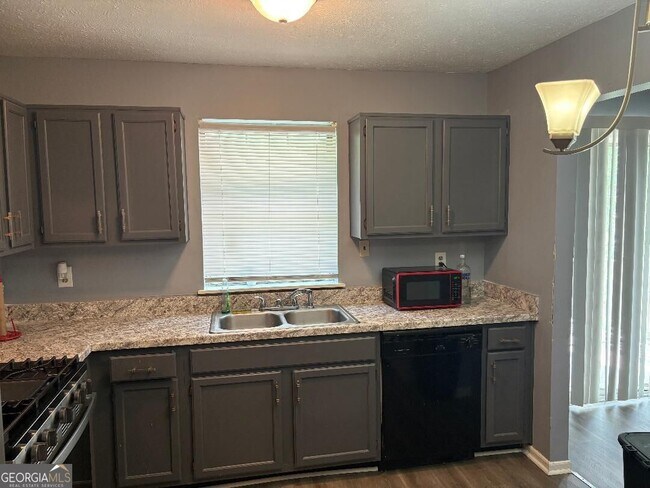 Foto del edificio - 6565 Emerald Pointe Cir