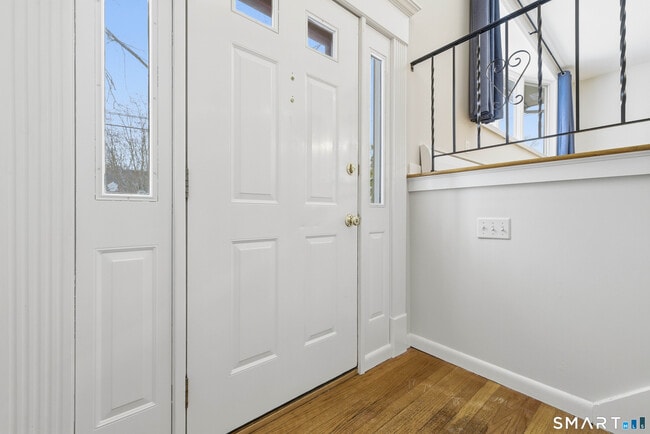 Building Photo - 10 College St