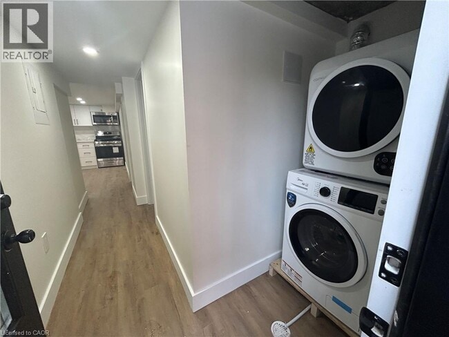 Building Photo - 259 John St S