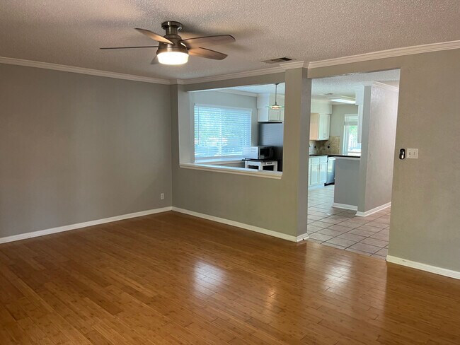 Foto del edificio - 4900 Wind River Rd