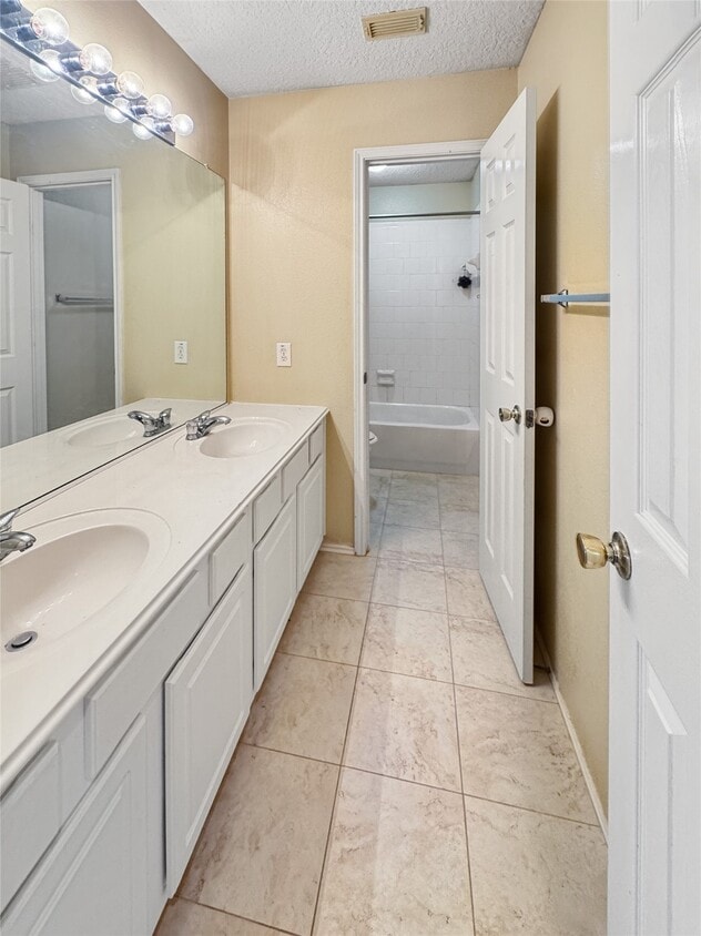 Foto principal - 18707 Woodbreeze Dr