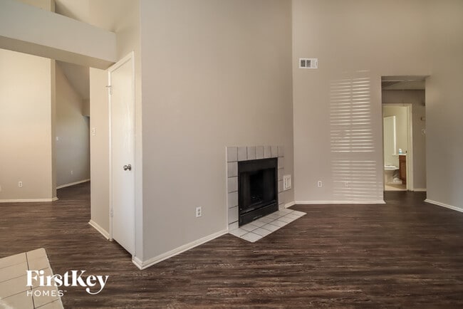 Building Photo - 15610 Riverside Grove Dr