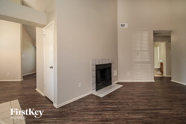 Foto del edificio - 15610 Riverside Grove Dr
