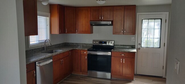 Building Photo - Open Floor Plan Duplex in Quiet Neighborhood!