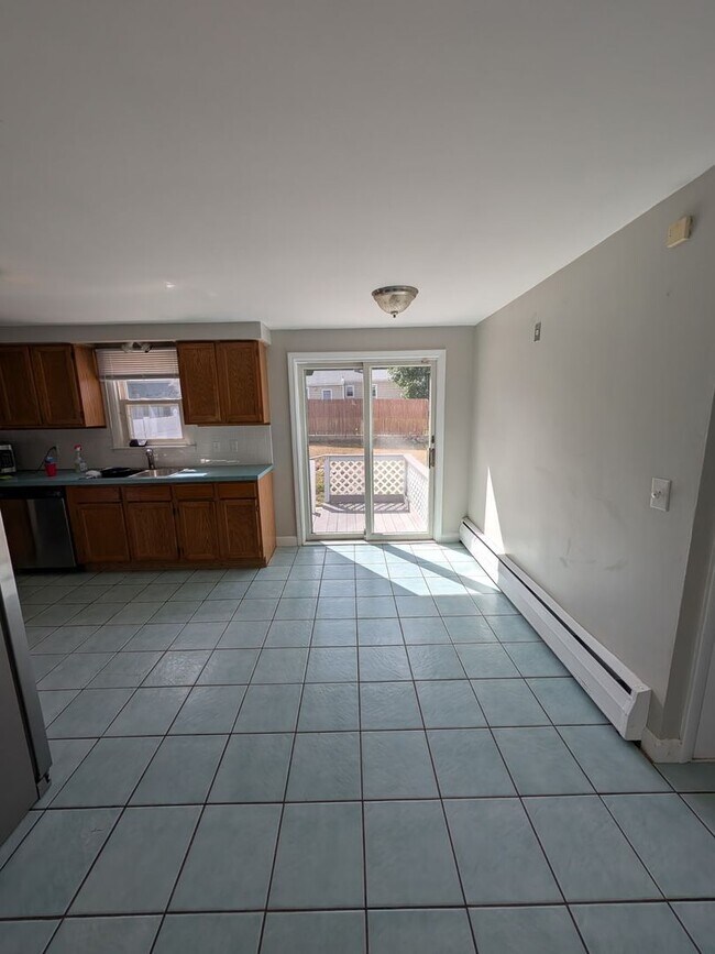 Foto del edificio - **West Warwick/Cowesett Single Family - $2...
