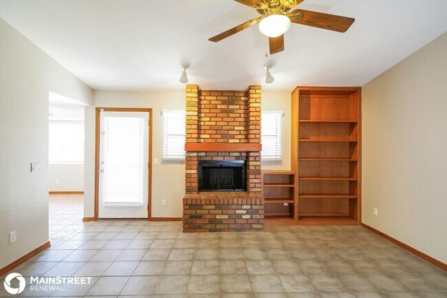 Building Photo - 5213 W Mercer Ln, Glendale, AZ 85304