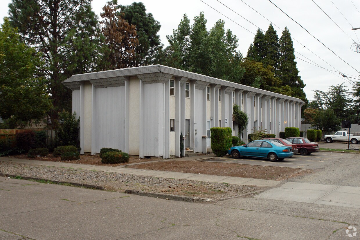 Primary Photo - 251-263 Miller St S