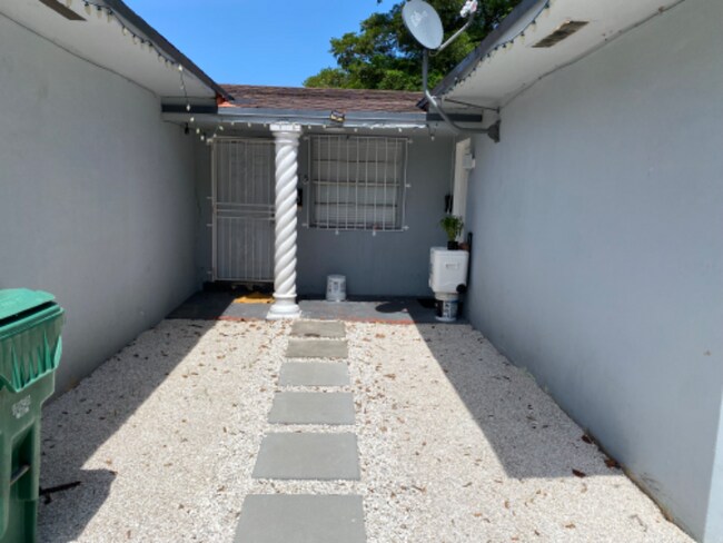 Foto del edificio - 3315 NW 19th Ave
