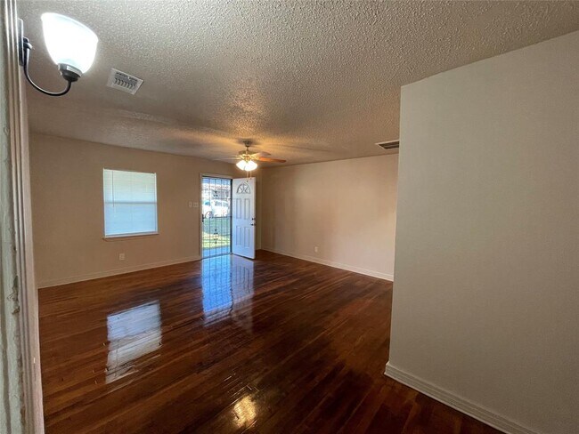 Building Photo - 5032 Panola Ave