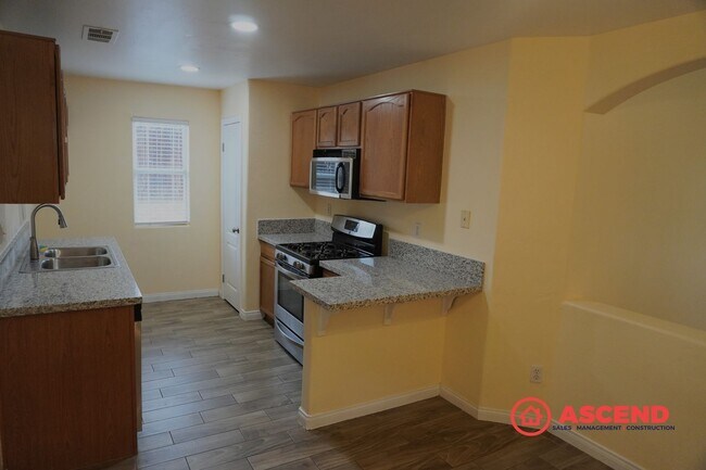 Foto del edificio - North Bakersfield 3 Bed + Den | Spacious Yard